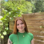 Professeur particulier donne des cours de chimie à des élèves de collège ou lycée